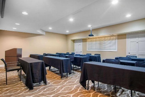 Quality Suites Buckhead Village image 1